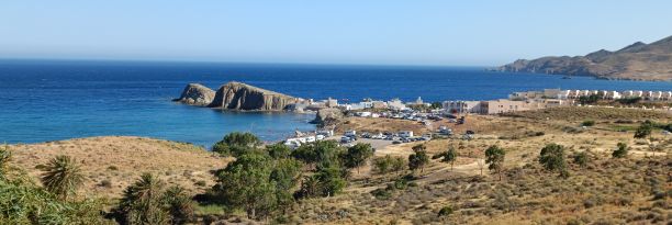 地中海沿岸一家酒店的全景照片，地平线上是蓝天图片下载