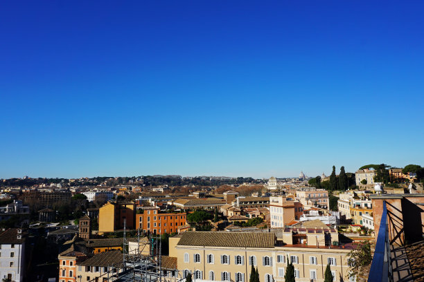 外部建筑和空中城市景观从罗马屋顶，意大利图片下载