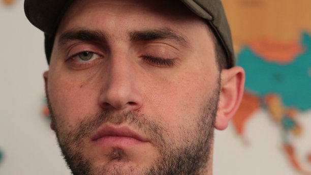 一个闭着一只眼睛的人图片下载