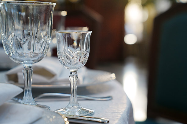 桌子上的空酒杯。节日晚宴的餐桌摆设。图片下载
