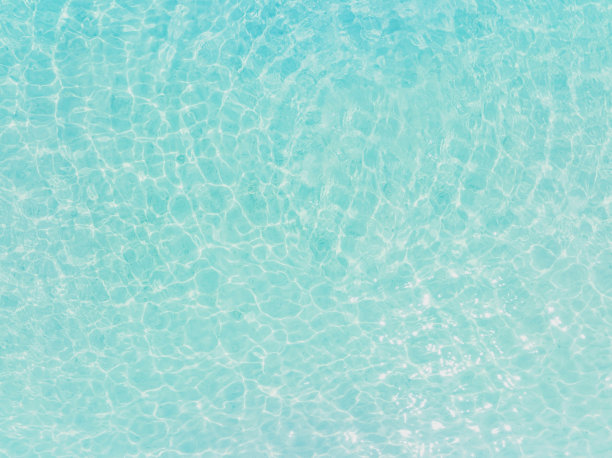 在海滩背景上水晶清澈的水的架空视图的鸟瞰图图片下载