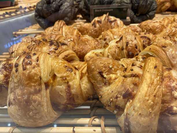 关闭商店陈列的牛角包图片下载