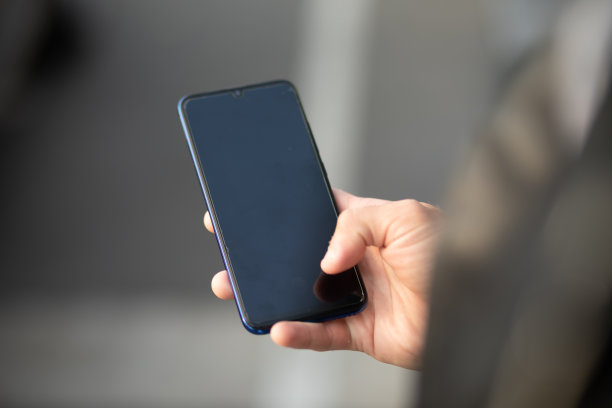 面目全非的男子手里拿着手机，背景模糊图片下载