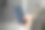 面目全非的男子手里拿着手机，背景模糊图片下载
