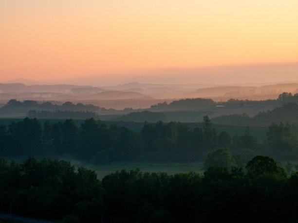 春山，晨曦冲破晨雾图片下载