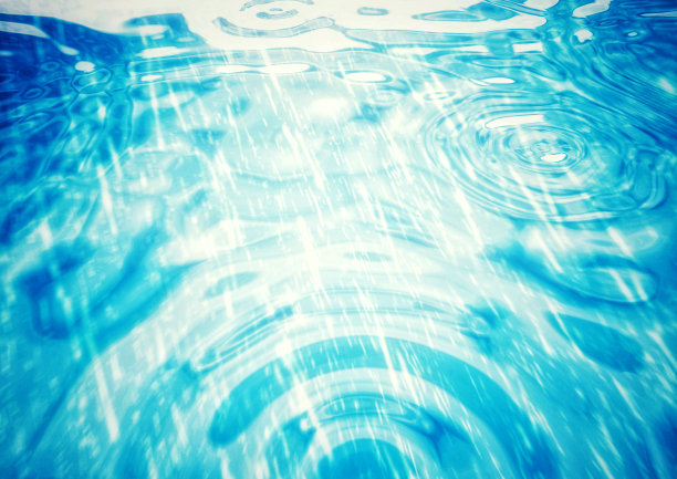 抽象的背景与雨滴落在水面和涟漪蔓延图片下载