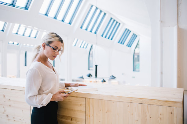 聪明的女人在做研究时使用智能手机图片下载