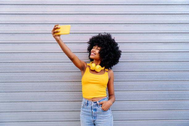 年轻漂亮的黑人女子在城市的户外图片下载