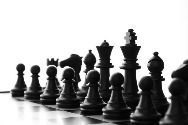 孤立的黑象棋军队准备在一个模糊的透视视图板上战斗图片下载