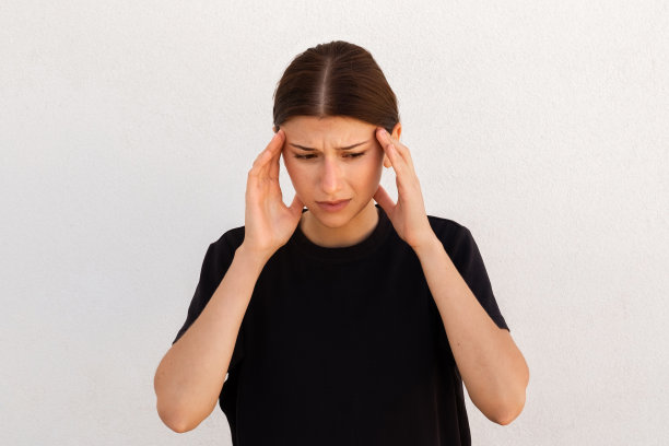 忧虑的年轻女子思考问题的肖像图片下载