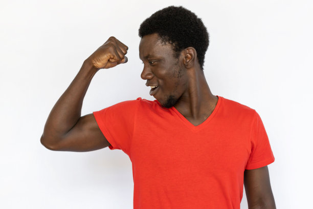 满意的男子炫耀肌肉图片下载