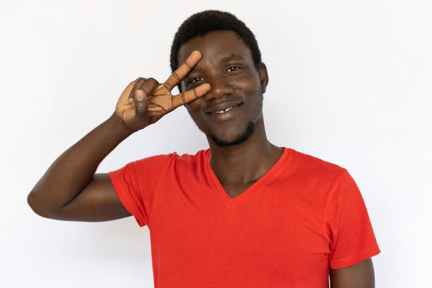 快乐的非裔美国人的肖像与胜利的标志图片下载