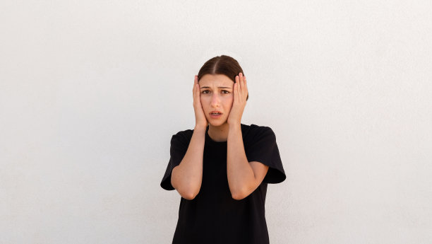 绝望的年轻女子看着相机的肖像图片下载