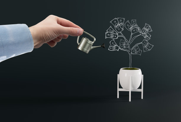 一个男人给一株长出金钱而不是叶子的植物浇水。图片下载