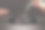 一个注射器和一个勺子，上面有一个陷阱，一个陷阱在黑暗的背景上。图片下载