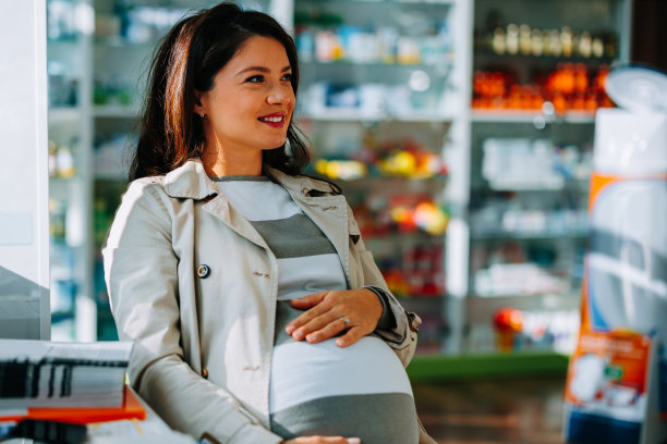 孕妇在药房。图片下载