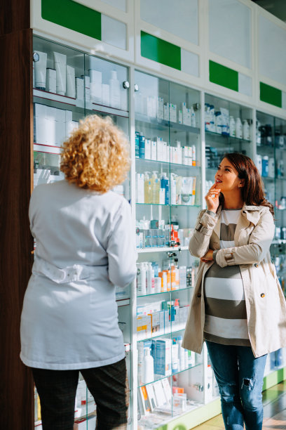 孕妇在药店购买婴儿用品。图片下载