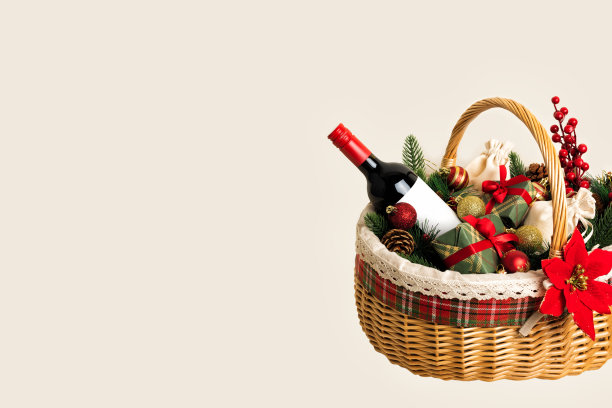 圣诞篮子里有一瓶红酒。图片下载