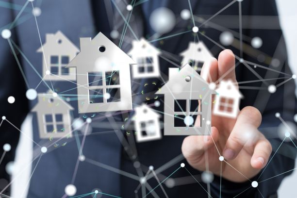 小房子的3D渲染，背景中有一个人指着它图片下载