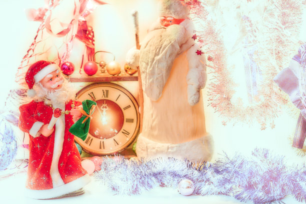 两个圣诞老人和古董钟在明亮的金银圣诞新年灯图片下载