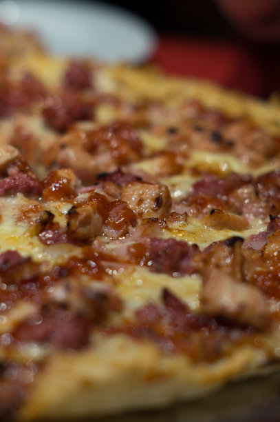 披萨的特写。培根，肉和奶酪披萨。选择性地专注于美味的披萨。图片下载