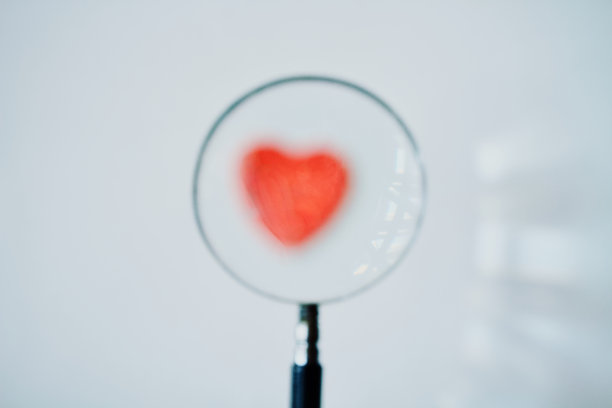 比喻放大镜看心脏背景图片下载