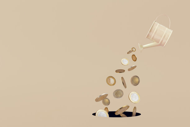 金币从喷壶里倒出来。米色单色背景图片下载