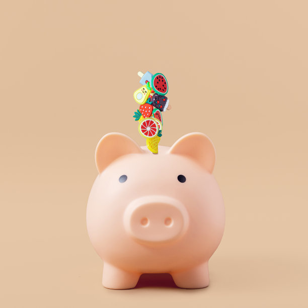 玩具水果作为钱硬币在粉红色的小猪储蓄罐在米色的背景。作为隐喻的对象概念。图片下载