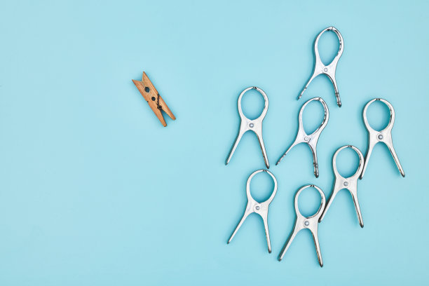 蓝色背景上的木头和金属衣服挂钩图片下载