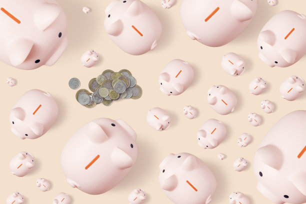 米色背景上的钱币和一组粉红色的储蓄罐。省钱的概念。桌面模式图片下载