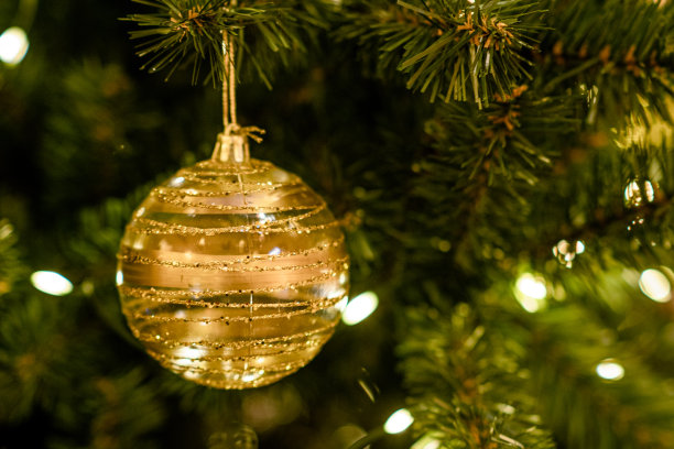 圣诞树和圣诞玩具。为新年做准备图片下载