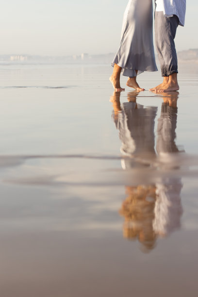 特写的男性和女性光脚在阳光灿烂的日子图片下载