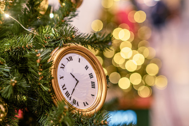 圣诞树和圣诞玩具。为新年做准备图片下载