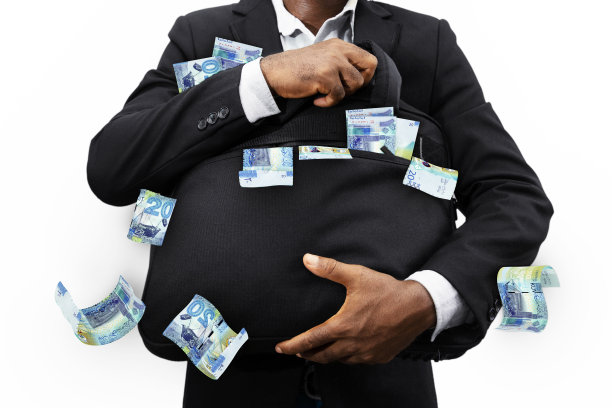 黑色商人拿着黑色的袋子装满了科威特第纳尔纸币孤立在白色背景，钱从袋子里掉下来图片下载