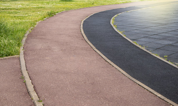 一个带有跑步机标志的体育场馆的一部分特写图片下载