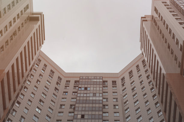 现代多层半圆形住宅。有大窗户的现代多层住宅。图片下载