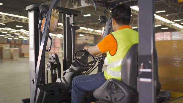 在仓库零售行业驾驶叉车和托盘车的亚洲工人。货架库存储存。电子商务和物流货运。仓库。人们的生活方式。运输服务图片下载