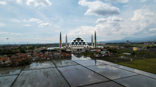 俯瞰美丽的万隆清真寺建筑图片下载