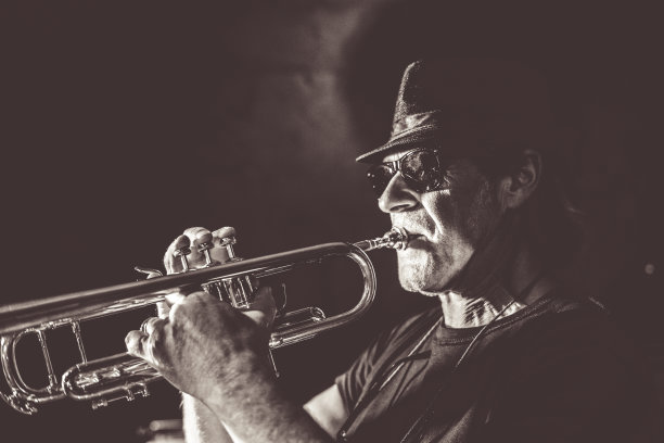 人吹喇叭图片下载