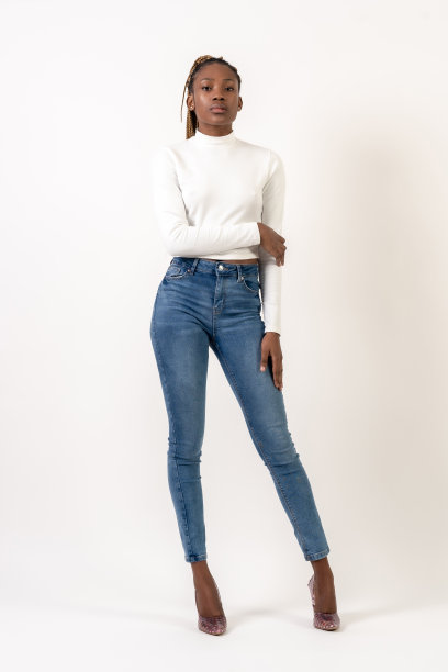 黑色种族妇女与辫子，工作室肖像在白色背景，女演员照片图片下载