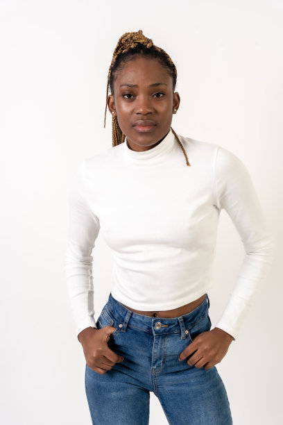 梳着辫子的黑人妇女，白色背景上的工作室肖像，看着相机图片下载