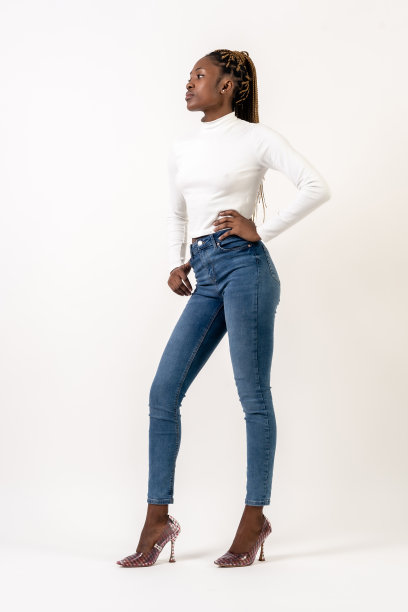 高大的黑人种族妇女与辫子，工作室肖像在白色背景，看向侧面图片下载