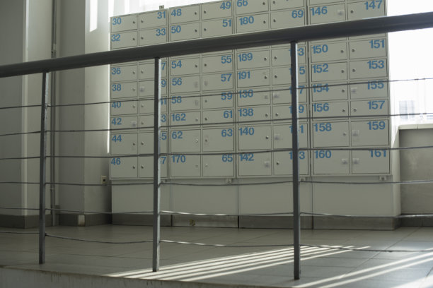 楼梯扶手。建筑内部。用于支撑的扶手。图片下载