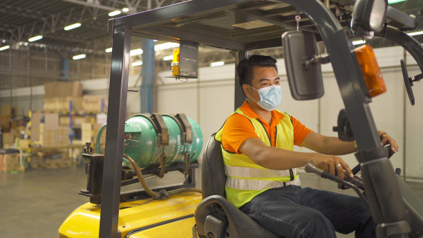 在仓库零售行业驾驶叉车和托盘车的亚洲工人。货架库存储存。电子商务和物流货运。仓库。人们的生活方式。运输服务图片下载