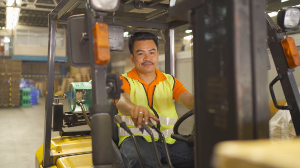 在仓库零售行业驾驶叉车和托盘车的亚洲工人。货架库存储存。电子商务和物流货运。仓库。人们的生活方式。运输服务图片下载
