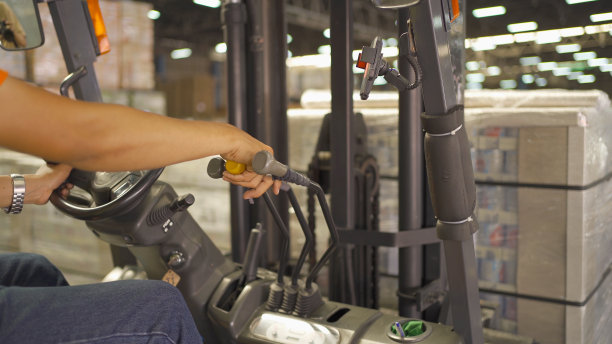 在仓库零售行业驾驶叉车和托盘车的亚洲工人。货架库存储存。电子商务和物流货运。仓库。人们的生活方式。运输服务图片下载