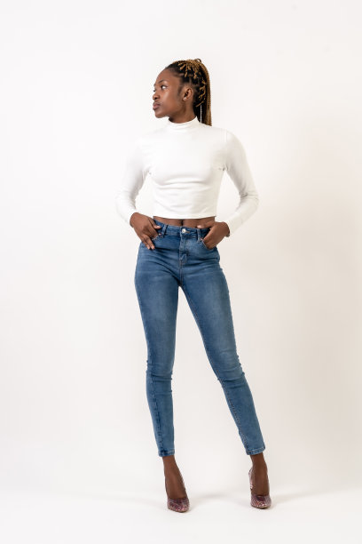 黑色种族妇女与辫子，工作室肖像在白色背景图片下载