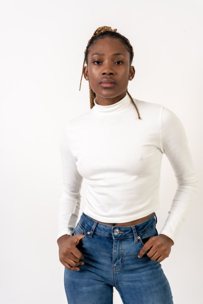 黑色种族妇女与辫子，工作室肖像在白色背景，照片为选角图片下载