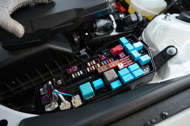 男子检查汽车细节的特写照片图片下载