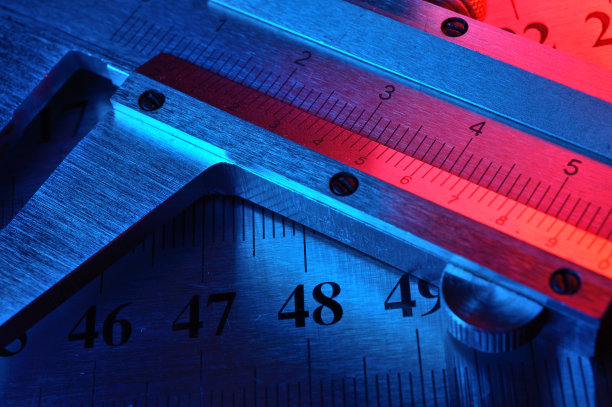 卡尺和金属尺在红色和蓝色照明。特写镜头。图片下载